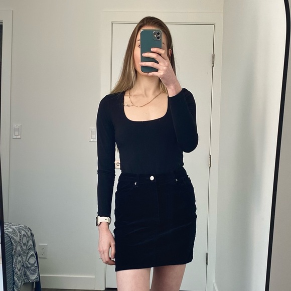 Black Velvet mini Skirt - H&M - Size 6 - with pockets - Picture 2 of 6